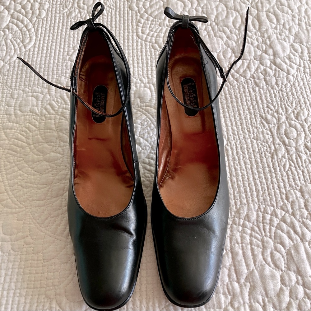 EUC VTG Jean Paul Barriol black leather pump w/ankle strap & bows